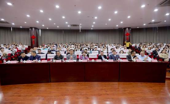 半岛·体育中国官方网站平台登陆校友论坛会照片5